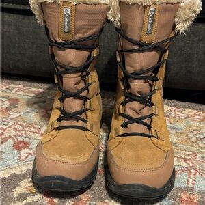Columbia tan and black Lace-Up Winter Boots with Faux Fur Cuff Size 9